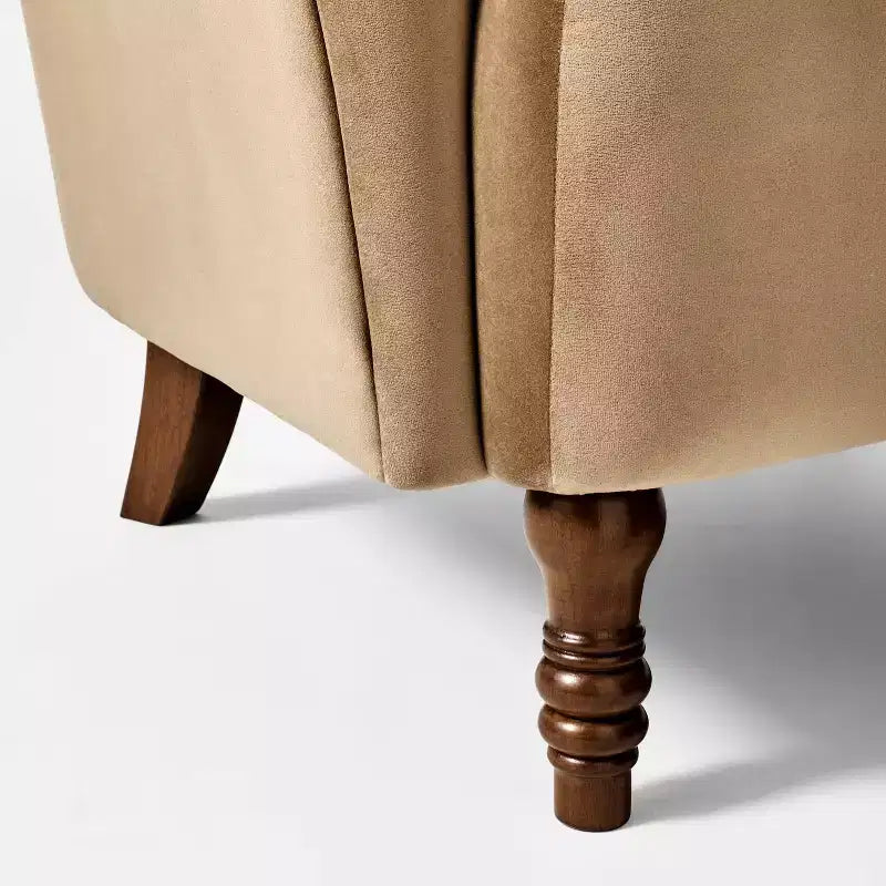 Poltrona singola in velluto color cuoio con gambe tornite